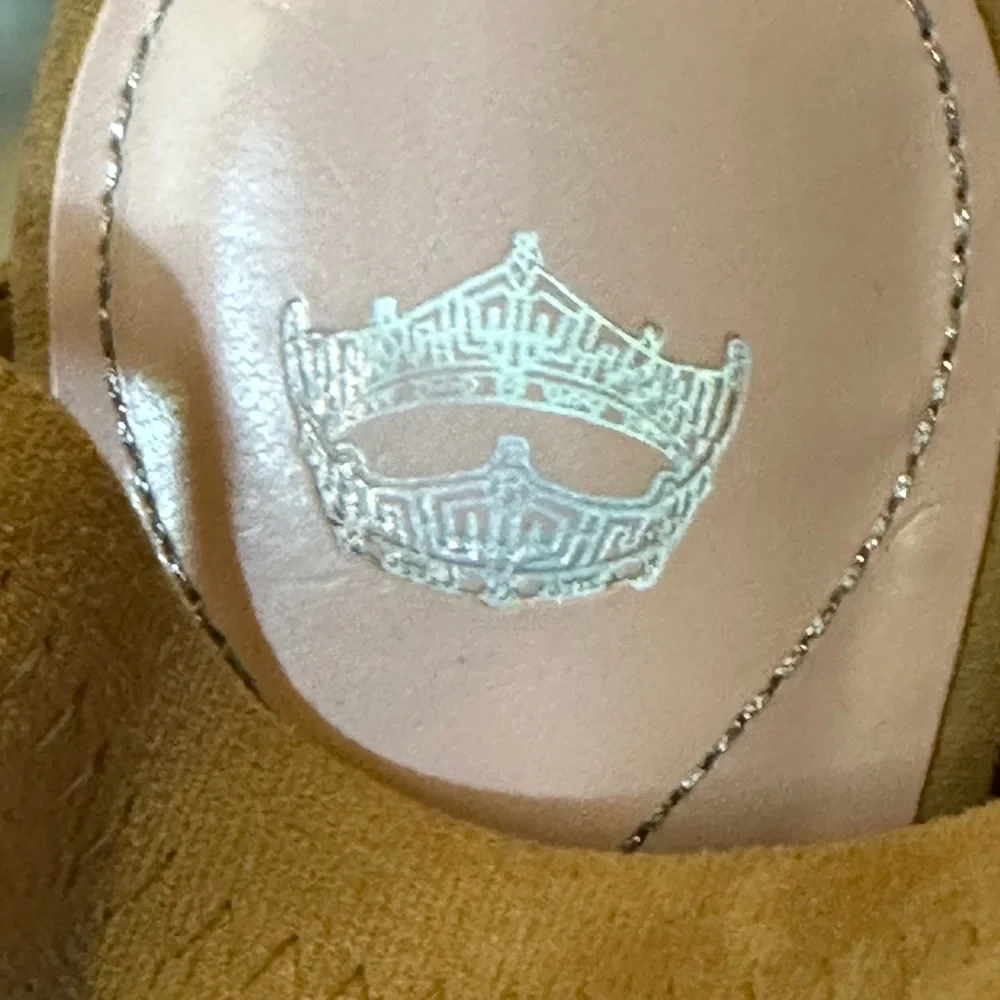 Tan/Beige heels- unknown brand - Picture 4 of 5
